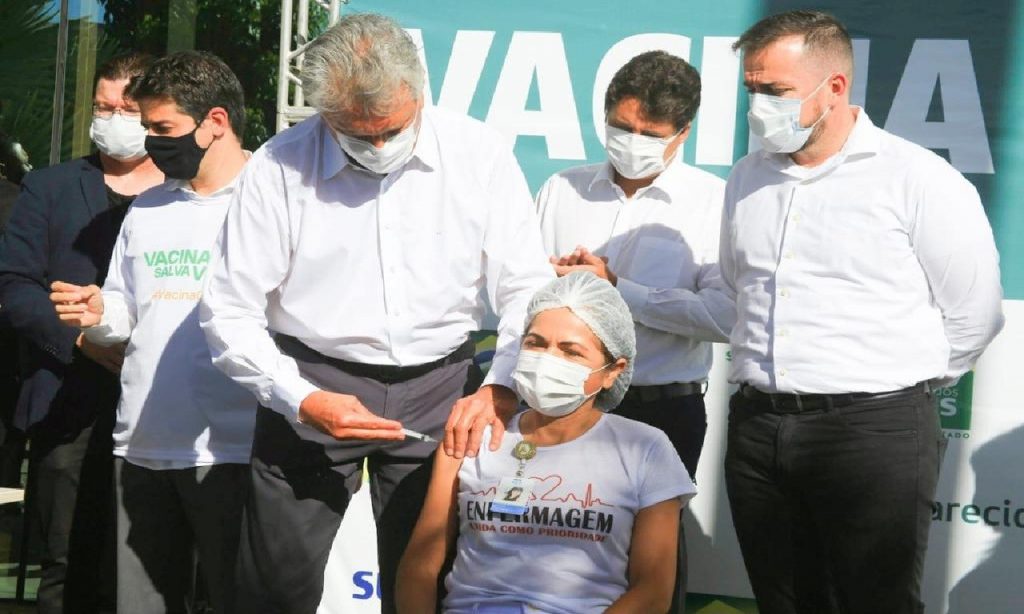 Imagem Ilustrando a Notícia: Durante início da vacinação em Aparecida, Caiado reafirma parceria com Mendanha