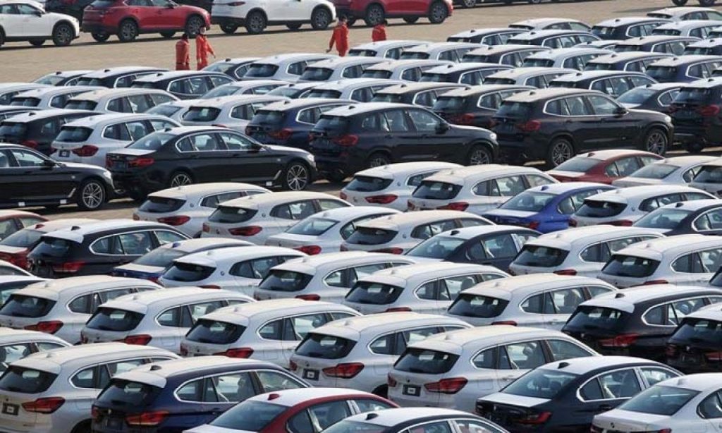 Imagem Ilustrando a Notícia: Mercado de veículos novos registra queda em licenciamentos e aponta dificuldades de montadoras
