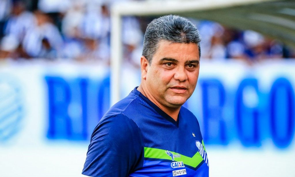 Imagem Ilustrando a Notícia: Vila Nova oficializa Marcelo Cabo como novo treinador