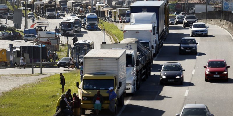 Imagem Ilustrando a Notícia: Moraes diz que multas a caminhoneiros não podem ser perdoadas