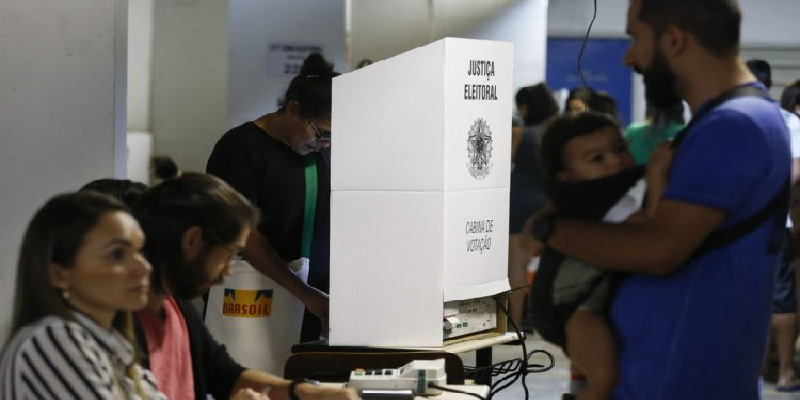 Imagem Ilustrando a Notícia: Eleitores vão às urnas para escolher o Presidente da República