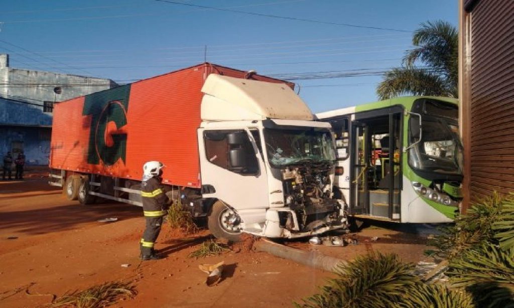 Imagem Ilustrando a Notícia: Acidente entre caminhão e ônibus deixa ao menos 10 feridos em Goiânia
