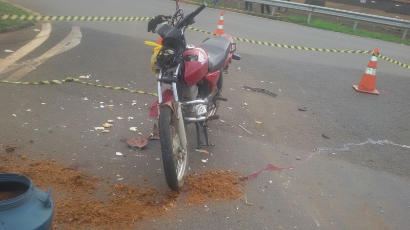 Imagem Ilustrando a Notícia: Idoso morre após a motocicleta que conduzia colidir contra ônibus