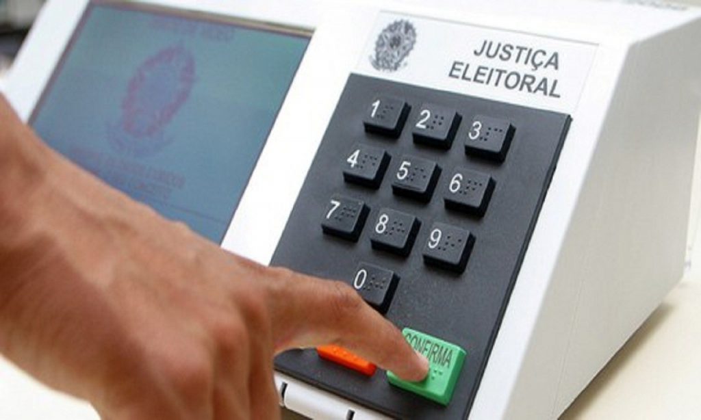 Imagem Ilustrando a Notícia: Tribunal Regional prepara dispositivos que serão utilizados nas urnas