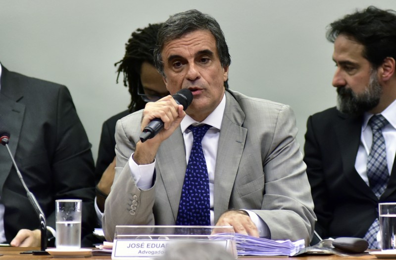 Imagem Ilustrando a Notícia: Cardozo defende mandato de Dilma em comissão