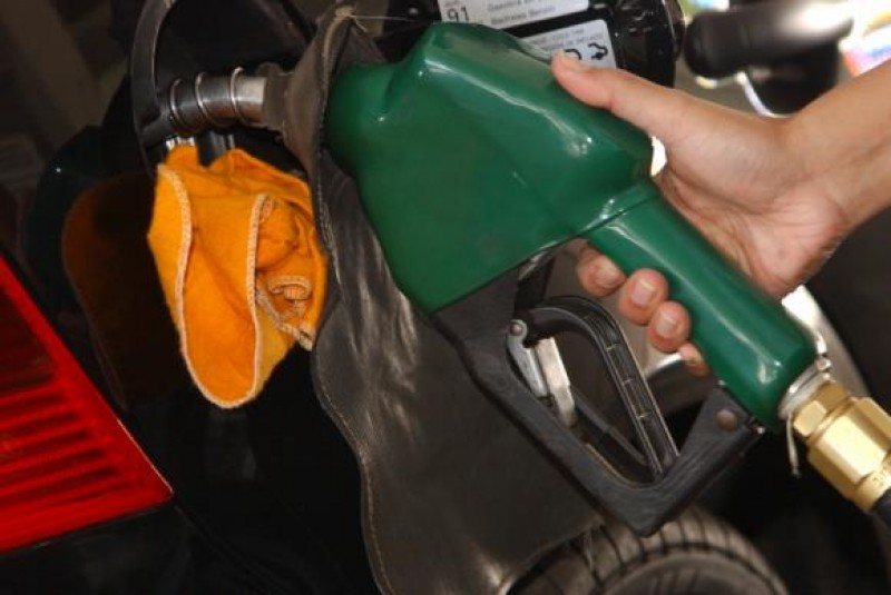 Imagem Ilustrando a Notícia: Gasolina em baixa ajuda a reduzir inflação, diz pesquisa da FGV