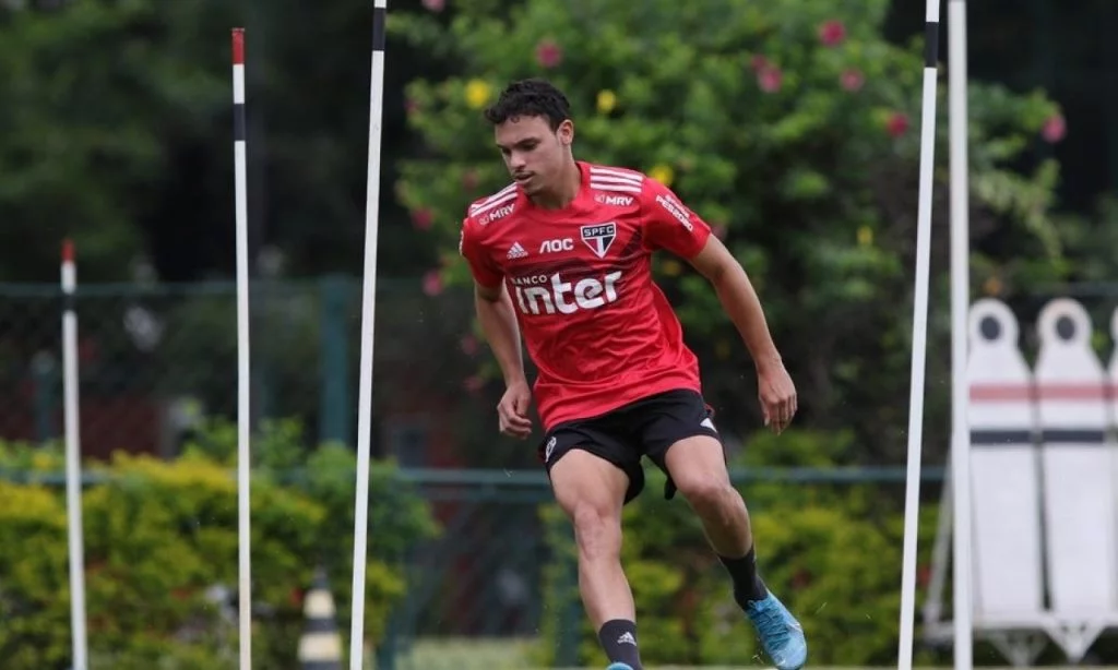 Goiás acerta empréstimo do volante Felipe Ferreira para o Sport