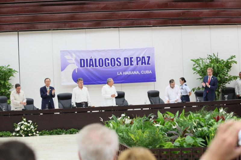 Imagem Ilustrando a Notícia: Acordo definitivo de paz entre as Farc e o governo colombiano entra em vigor