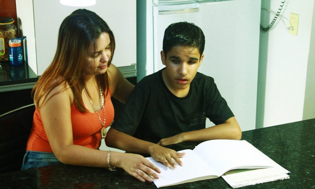 Imagem Ilustrando a Notícia: Famílias reclamam da falta de professores de apoio em Aparecida de Goiânia