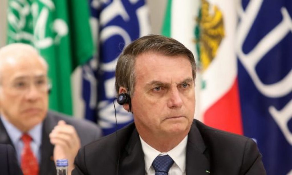 Imagem Ilustrando a Notícia: Bolsonaro diz que leis em excesso “amarram” ações do governo