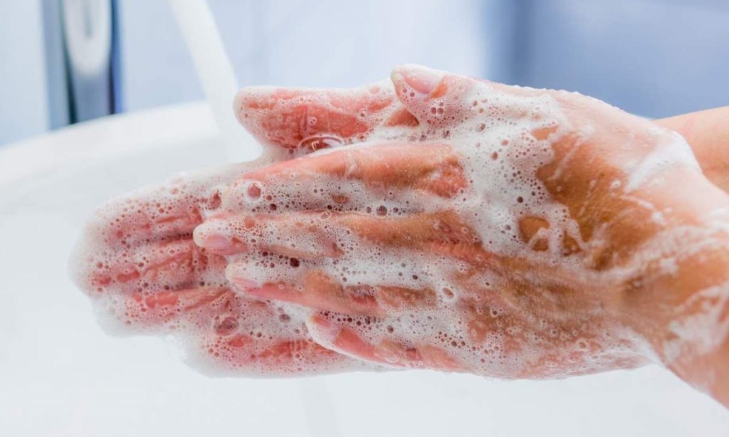 Imagem Ilustrando a Notícia: Higienizar as mãos previne infecções graves