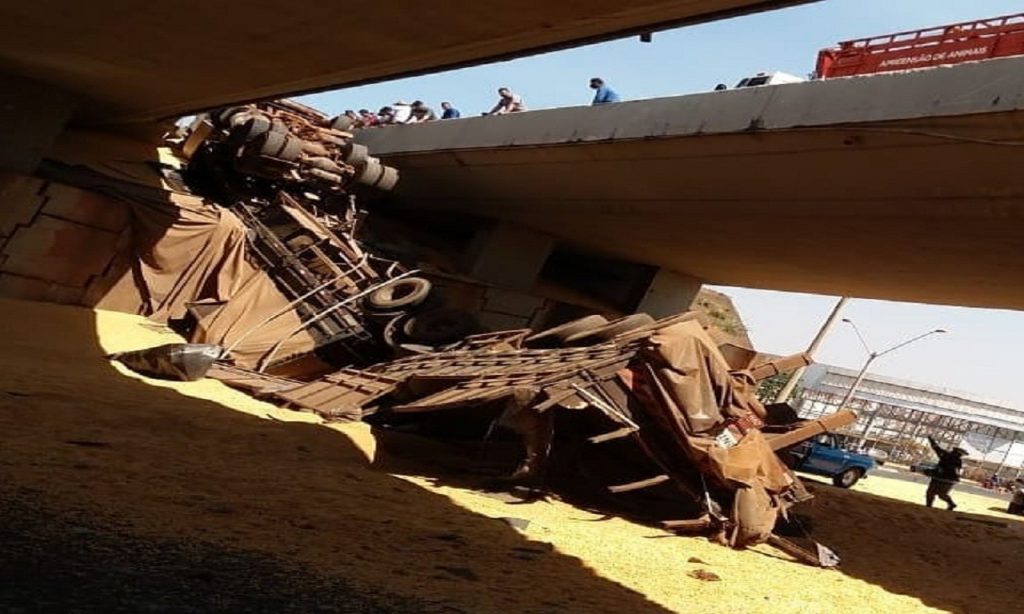 Imagem Ilustrando a Notícia: Carreta que carregava cerca de 40 toneladas de milho, cai de viaduto e atinge carro