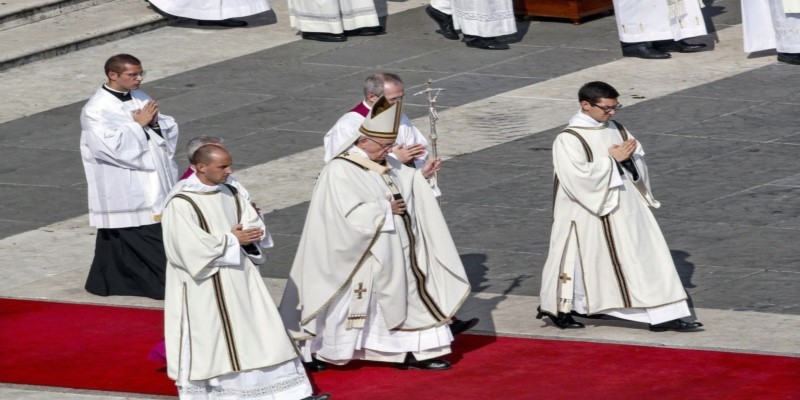 Imagem Ilustrando a Notícia: Papa Francisco proclama Paulo VI novo santo da Igreja Católica