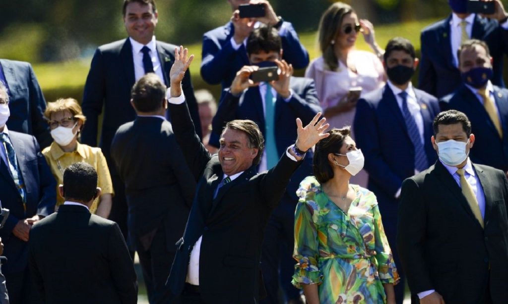 Imagem Ilustrando a Notícia: Bolsonaro cumprimenta populares em solenidade de 7 de Setembro