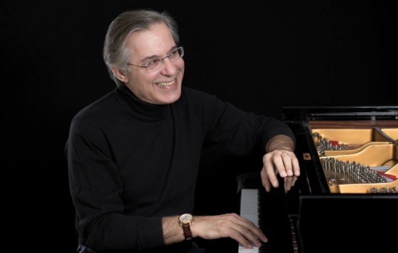 Imagem Ilustrando a Notícia: Aclamado pianista Arnaldo Cohen toca com a Filarmônica