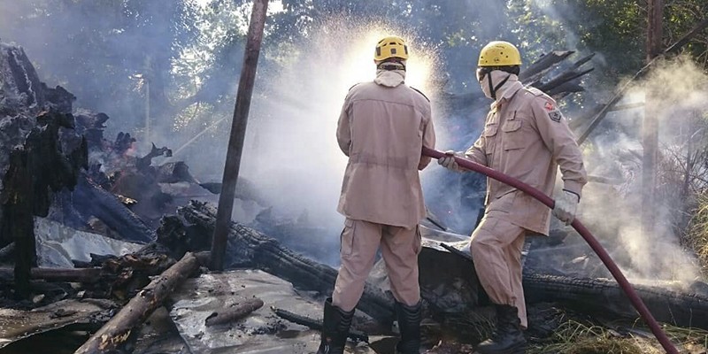 Imagem Ilustrando a Notícia: Incêndio em árvore deixa trânsito congestionado no Setor Jaó