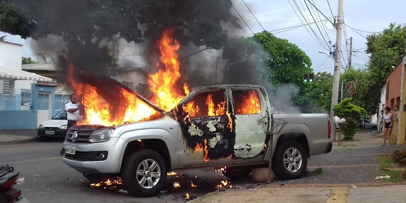 Imagem Ilustrando a Notícia: Em chamas, caminhonete fica destruída no Setor Bueno, em Goiânia