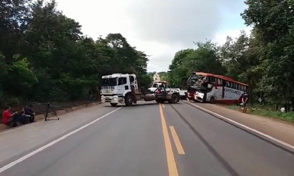 Imagem Ilustrando a Notícia: Ônibus interestadual tomba e deixa 13 feridos na BR-153, em Porangatu