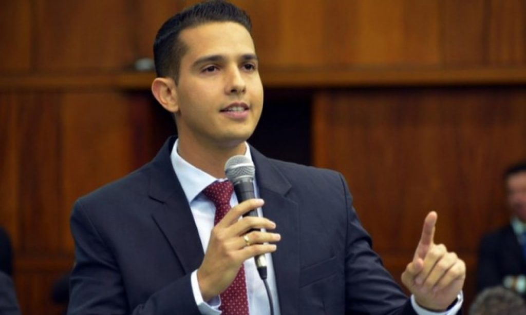 Imagem Ilustrando a Notícia: Juiz retorna prefeito de Itumbiara ao cargo