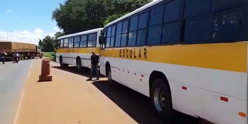 Imagem Ilustrando a Notícia: Veículos escolares irregulares são apreendidos na BR 060, em Rio Verde