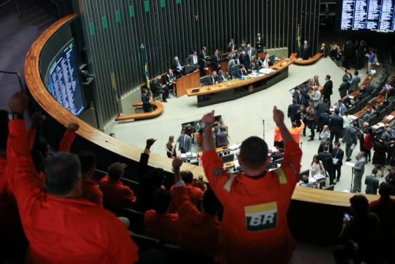 Imagem Ilustrando a Notícia: Câmara derruba obrigatoriedade da Petrobras na exploração do pré-sal