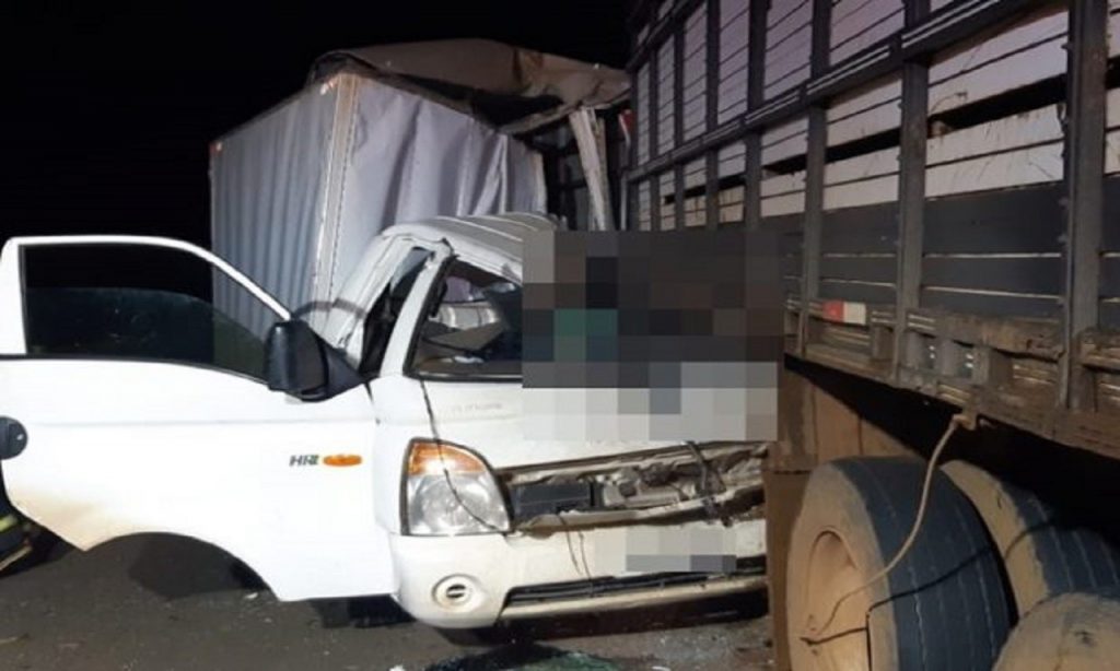 Imagem Ilustrando a Notícia: Idoso morre ao bater caminhonete em caminhão quebrado na BR-153