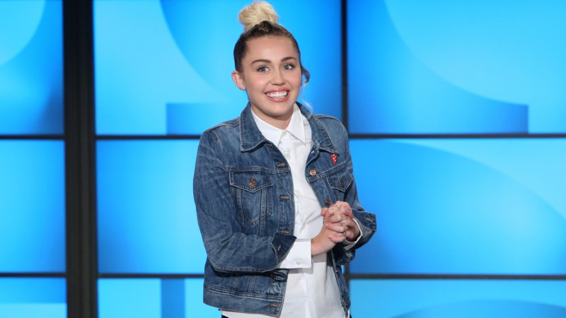 Imagem Ilustrando a Notícia: Ellen DeGeneres fica doente, e Miley Cyrus apresenta programa em seu lugar