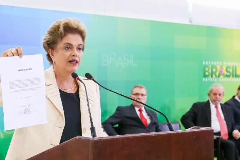 Imagem Ilustrando a Notícia: Dilma critica grampos de conversa com Lula e diz que “golpes começam assim”