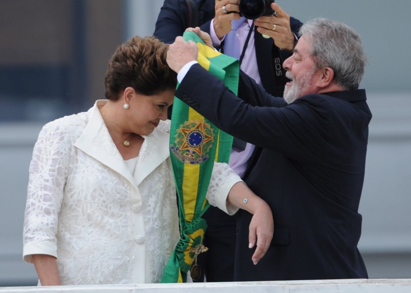 Imagem Ilustrando a Notícia: Vídeo de Lula “pegando” a faixa presidencial de Dilma bomba na internet
