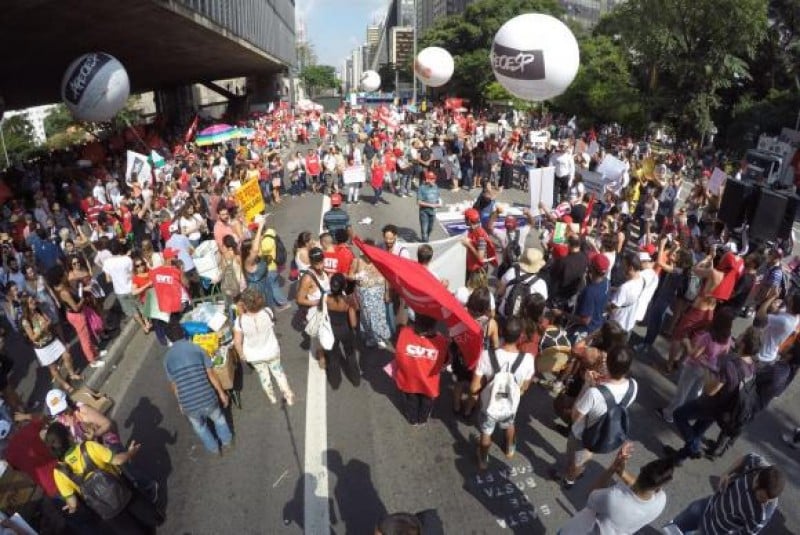 Imagem Ilustrando a Notícia: Ato em apoio a Dilma reúne militantes na Avenida Paulista