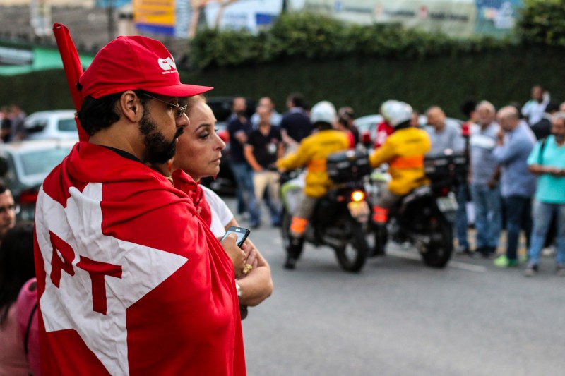 Imagem Ilustrando a Notícia: Militantes fazem ato de apoio a Lula