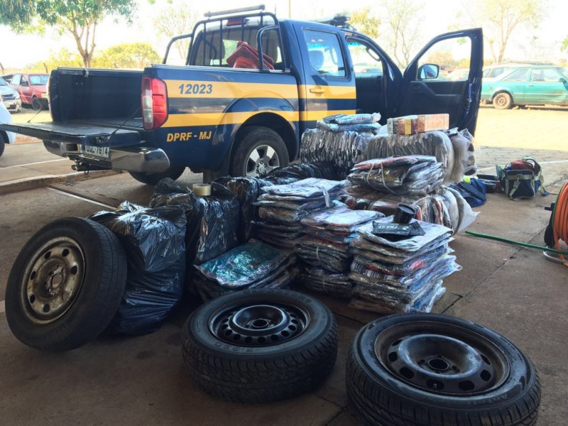 Imagem Ilustrando a Notícia: Veículo com mercadorias contrabandeadas é detido