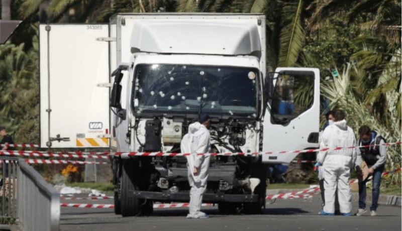 Imagem Ilustrando a Notícia: Nice: número de mortos em ataque com caminhão chega a pelo menos 80