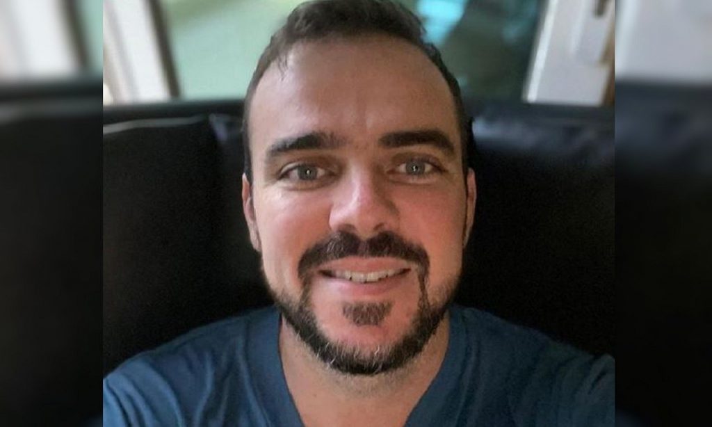 Imagem Ilustrando a Notícia: Gustavo Mendanha recebe alta após 9 dias internado para tratar trombose