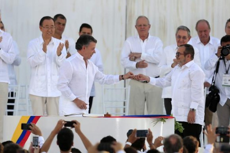 Imagem Ilustrando a Notícia: Farc e governo da Colômbia assinam acordo de paz após 52 anos de conflito