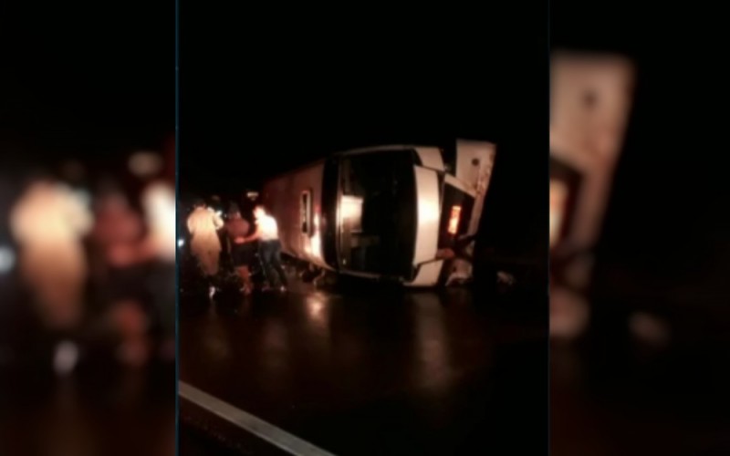 Imagem Ilustrando a Notícia: Duas pessoas morrem após micro-ônibus tombar na GO-070, próximo a Itauçu