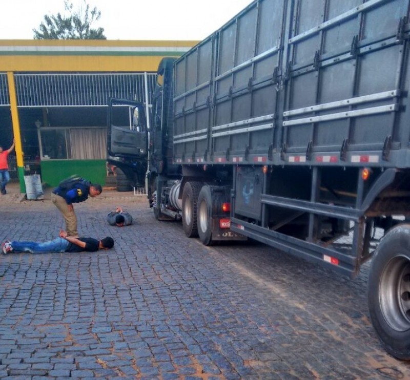 Imagem Ilustrando a Notícia: Carreta roubada é recuperada pela Polícia Rodoviária Federal em Jaraguá