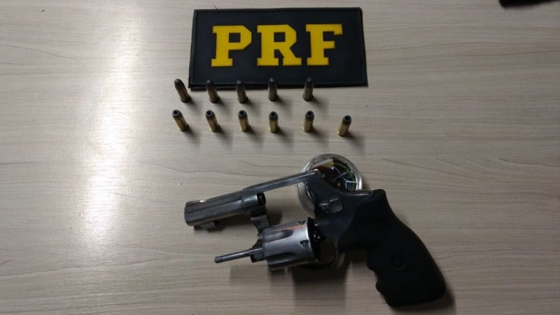 Imagem Ilustrando a Notícia: PRF prende dois homens em Catalão por posse ilegal de arma
