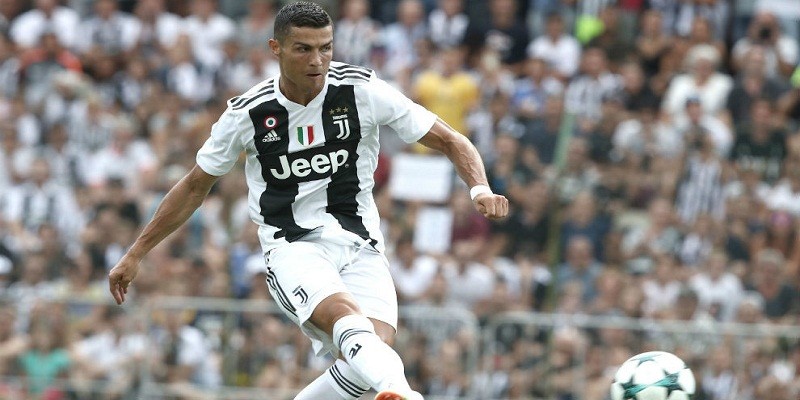 Imagem Ilustrando a Notícia: Em 8 minutos, CR7 marca 1º gol pela Juventus em amistoso