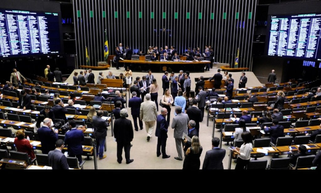 Imagem Ilustrando a Notícia: Câmara dos deputados rejeita destaques individuais à PEC da Previdência