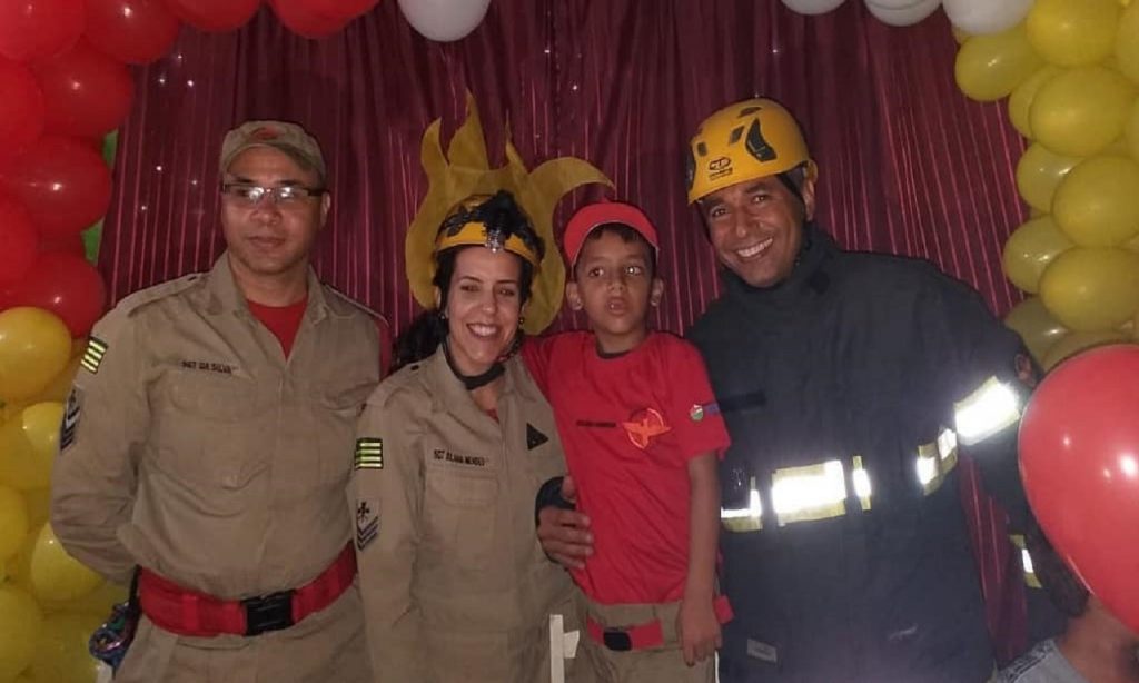 Imagem Ilustrando a Notícia: Criança autista fã dos bombeiros é surpreendida no aniversário, em Trindade