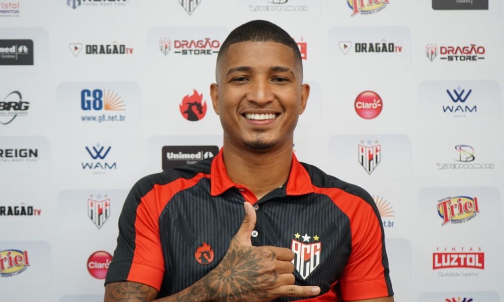 Imagem Ilustrando a Notícia: Pereira celebra feito inédito e quer jogar no Goianão e na Série A