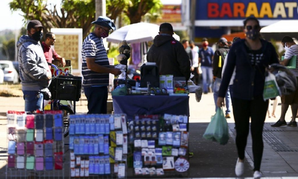 Imagem Ilustrando a Notícia: População desocupada sobe para 12,4 milhões em julho, aponta IBGE
