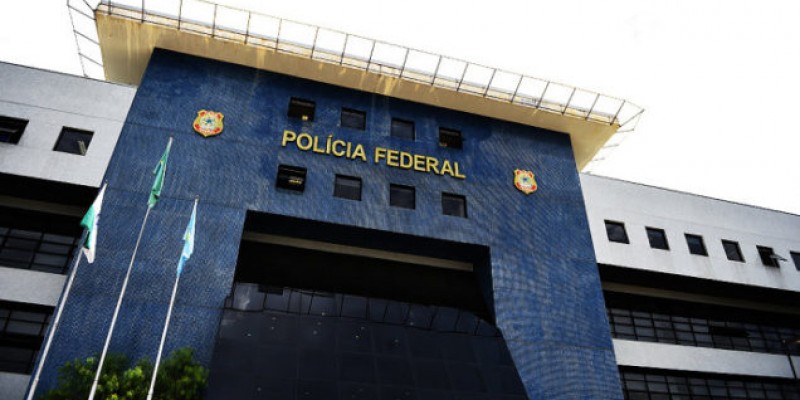 Imagem Ilustrando a Notícia: Clima é tranquilo em frente à sede da Polícia Federal em Curitiba