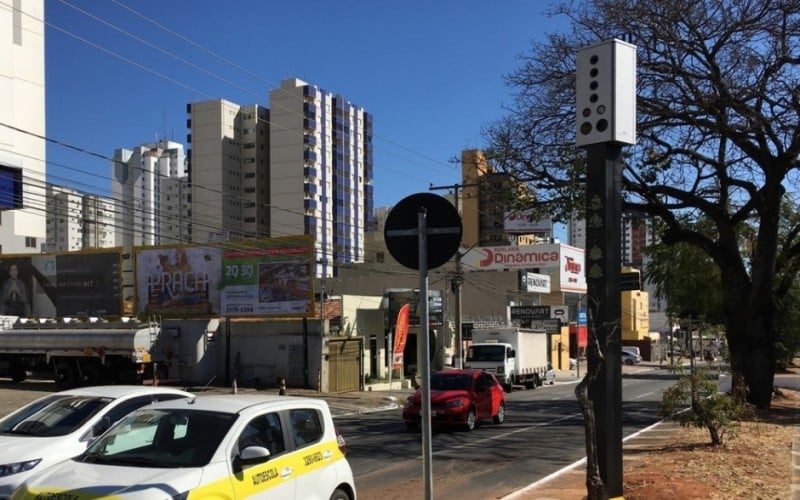 Imagem Ilustrando a Notícia: Fotossensores na Avenida Universitária, em Goiânia, começam a multar