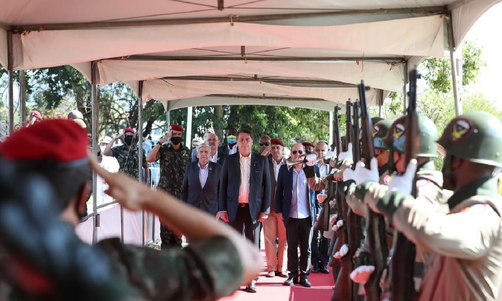 Imagem Ilustrando a Notícia: “Obstáculos serão vencidos”, diz Bolsonaro durante cerimônia militar
