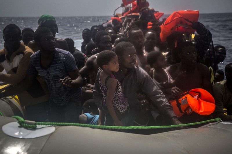 Imagem Ilustrando a Notícia: ONG espanhola leva para a Itália 356 imigrantes resgatados e três mortos