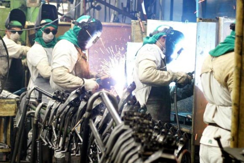 Imagem Ilustrando a Notícia: Produção industrial cai 1,8% em março