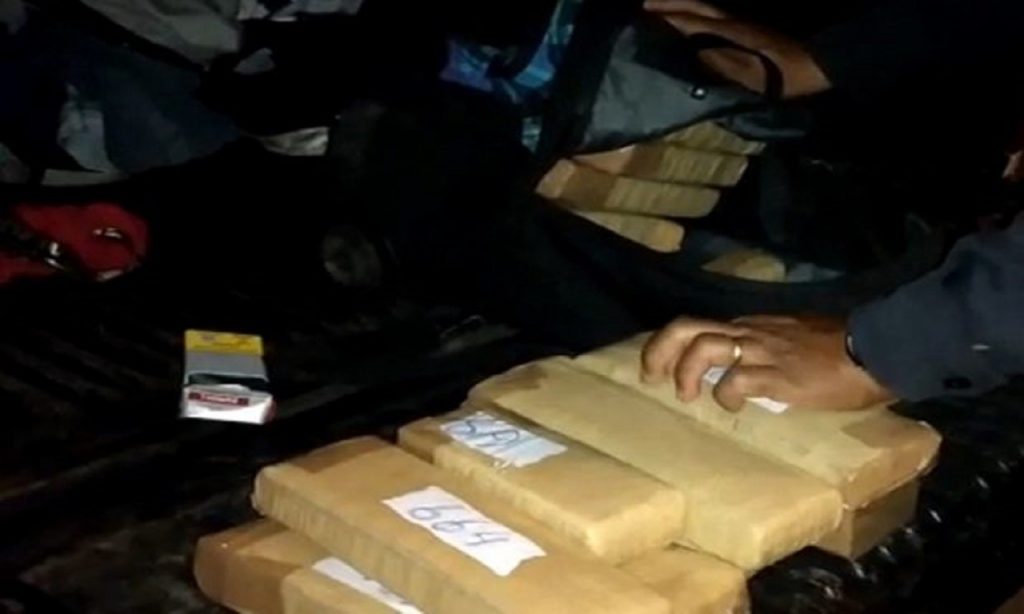 Imagem Ilustrando a Notícia: Três pessoas são presas suspeitas de transportar 16 tabletes de maconha