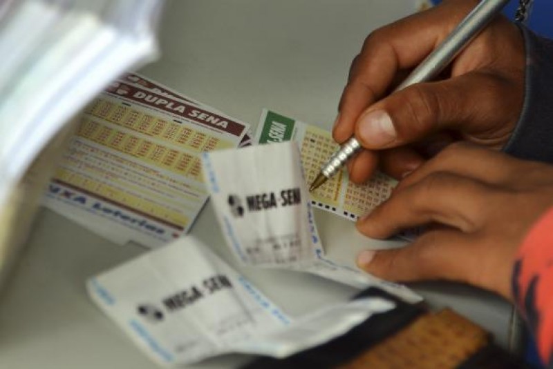 Imagem Ilustrando a Notícia: Apostas na Mega da Virada movimentam lotéricas